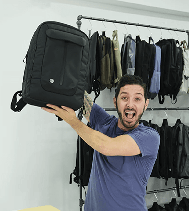 Fyro backpack closing hero